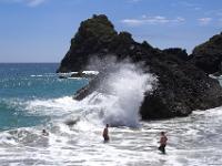 Badevergnügen bei Wellengang an der Kynance Cove